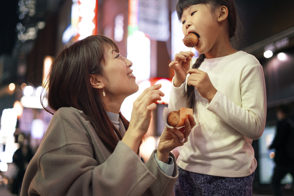 People enjoying street food