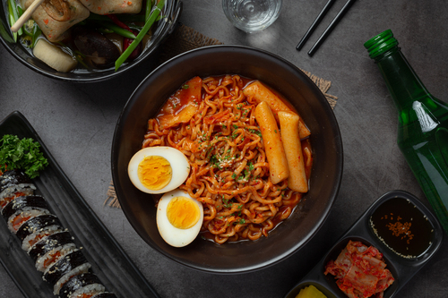 Rabokki, eine Kombination aus Ramen und Tteokbokki