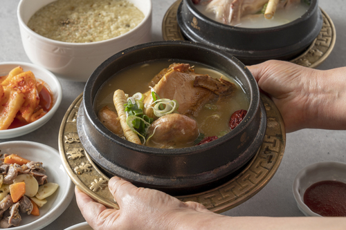 Traditionelle koreanische Ginseng-Hühnersuppe (samgyetang)