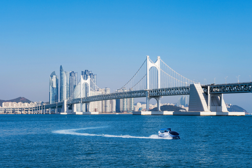 Pemandangan siang hari Jambatan Gwangandaegyo di Busan