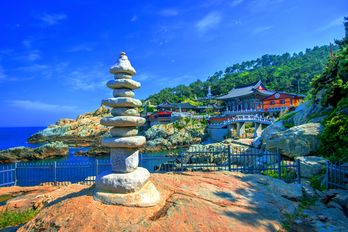 Pagode en pierre au temple Haedong Yonggungsa à Busan