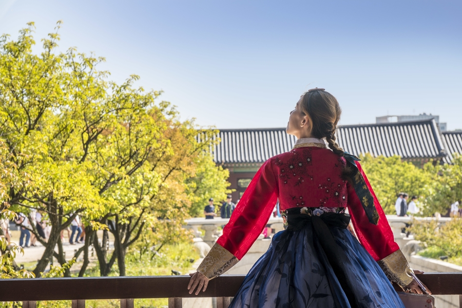 Seorang wanita memakai hanbok