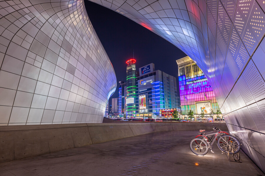 Straße in der Nähe des Dongdaemun Design Plaza (DDP)