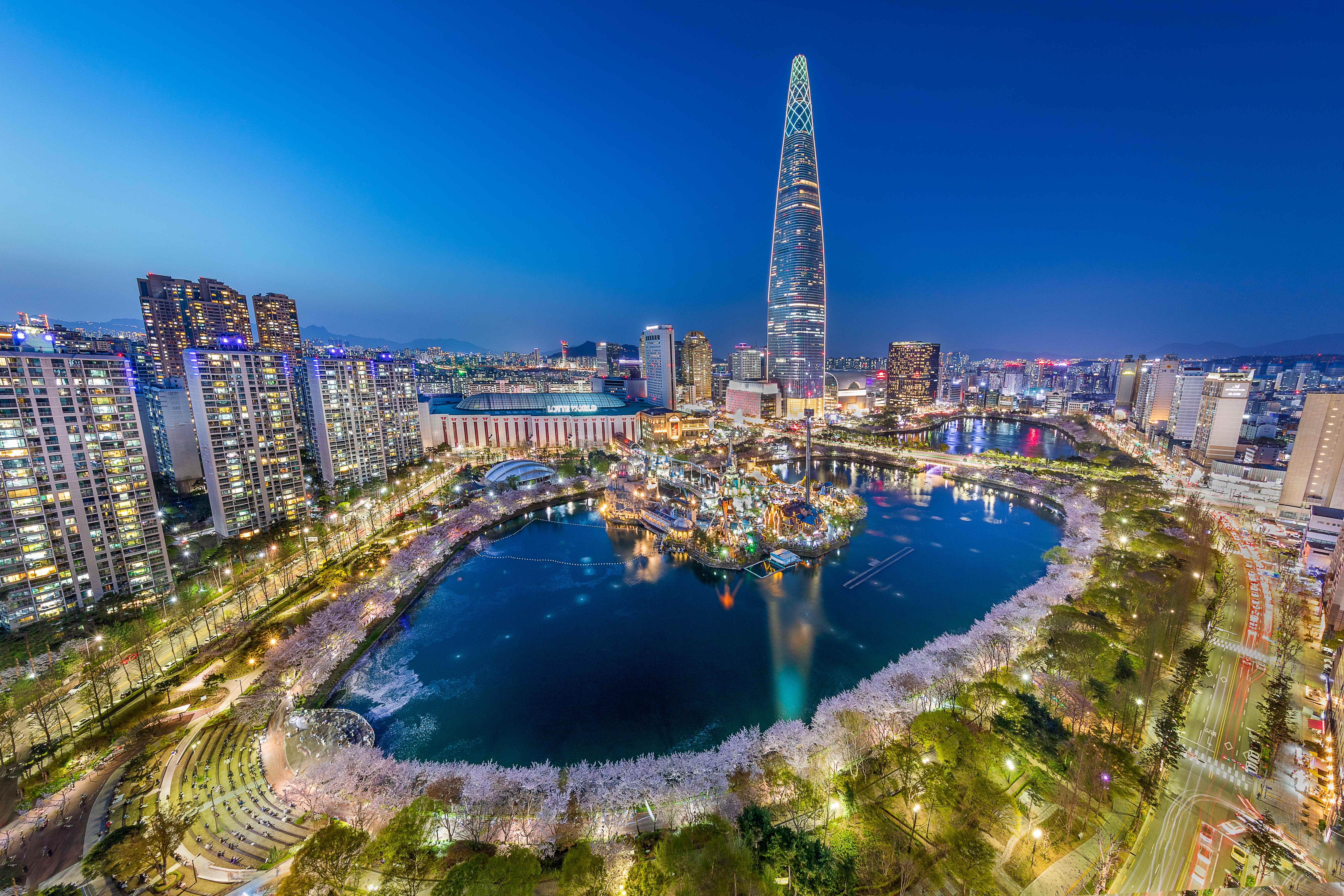 Vista nocturna del lago Seokchon