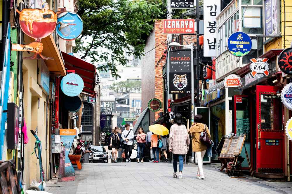 Belebte Straßenansicht von Itaewon