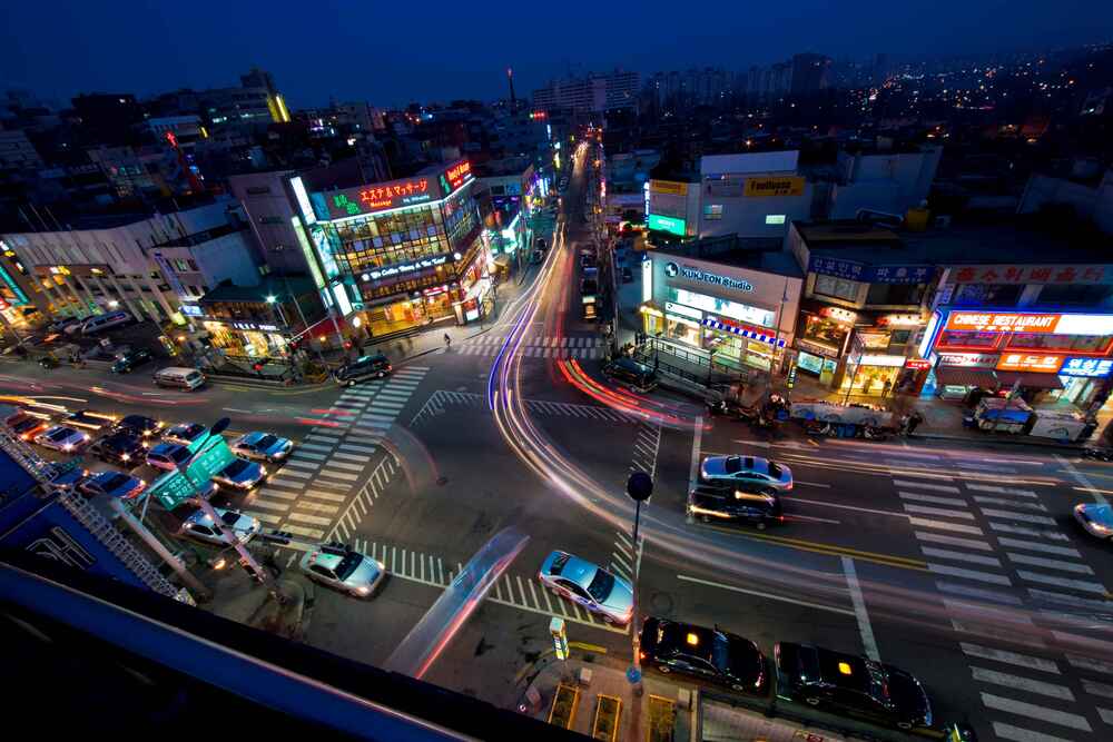 Vue nocturne animée d'Itaewon