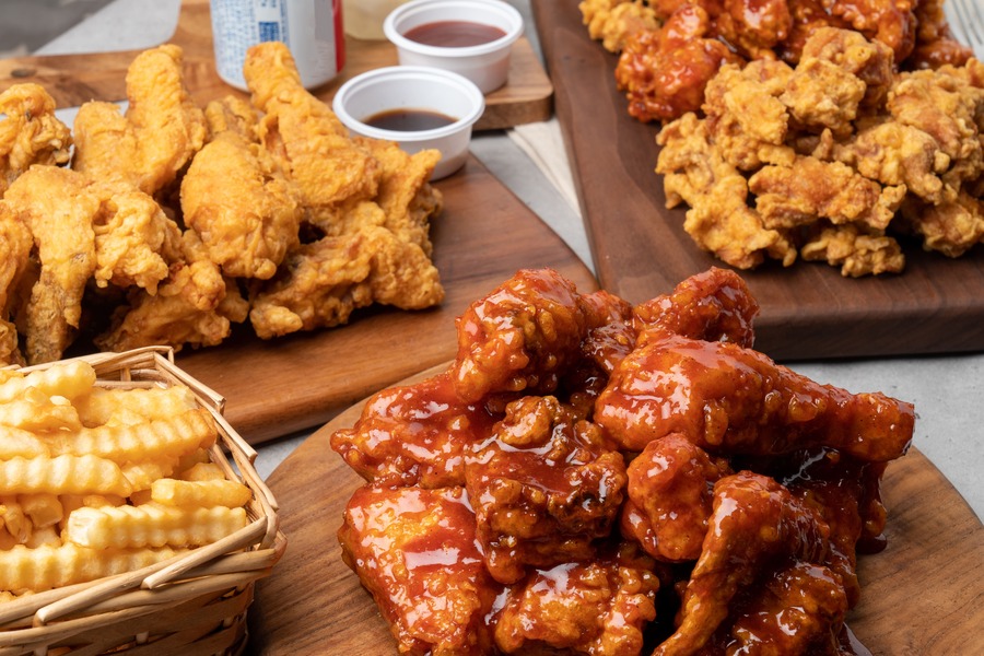 Poulet frit coréen servi dans une variété de saveurs avec des frites