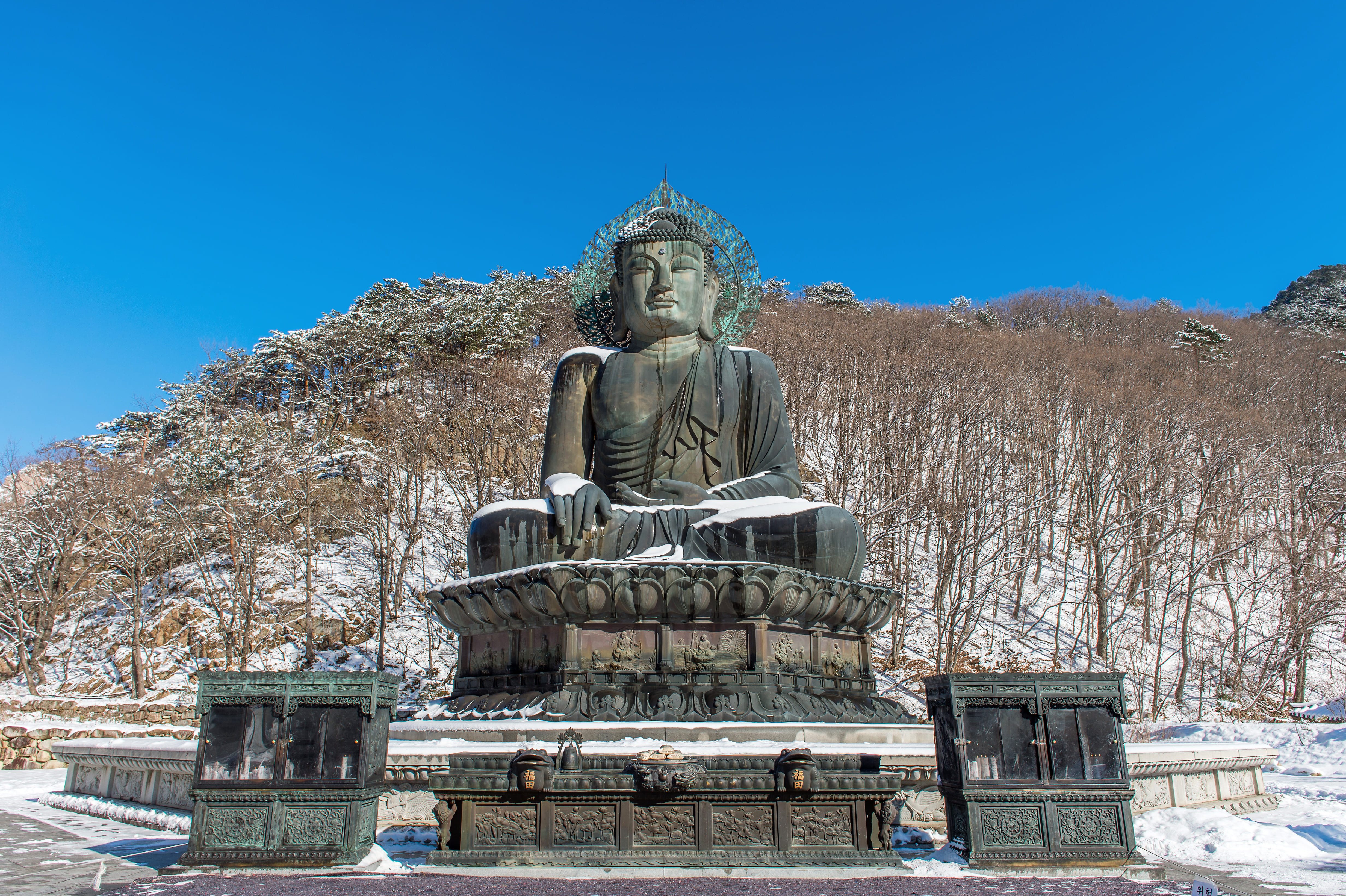 Patung Buddha di Kuil Seoraksan Sinheungsa