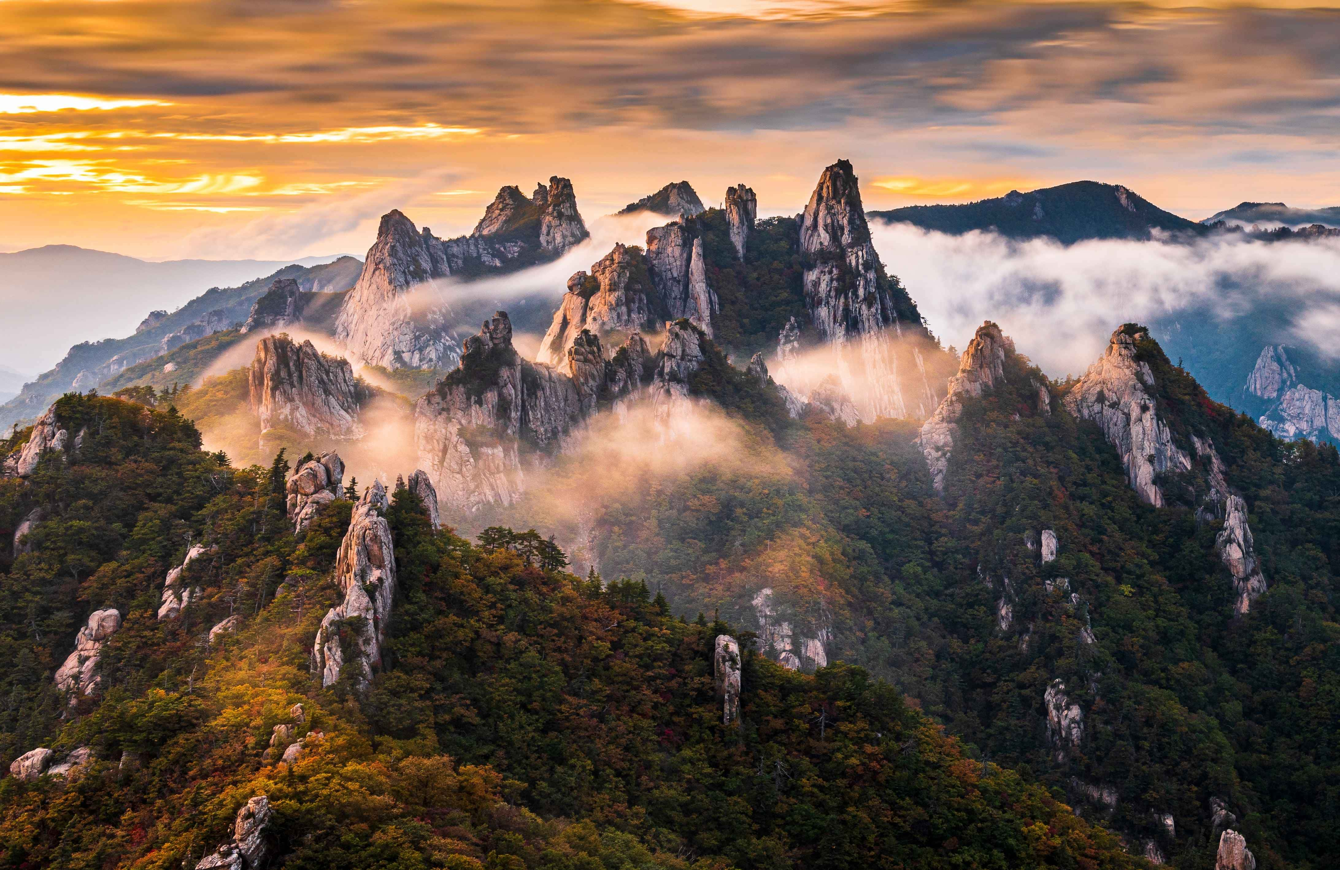 Vista de la montaña de Seoraksan al atardecer