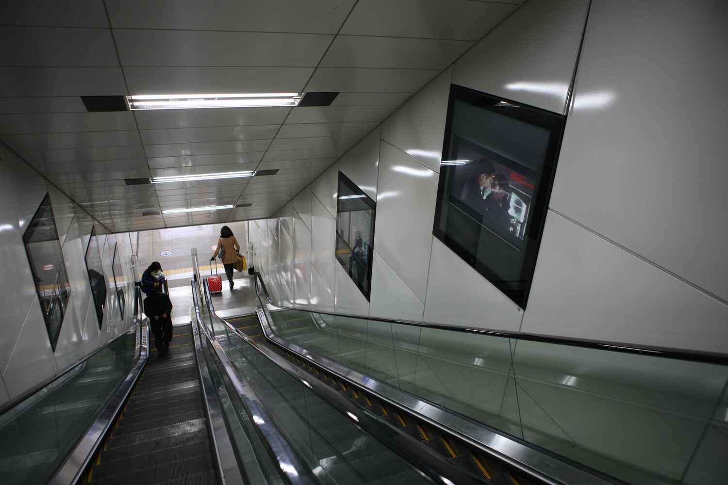 Escalator à l'intérieur d'une station de métro