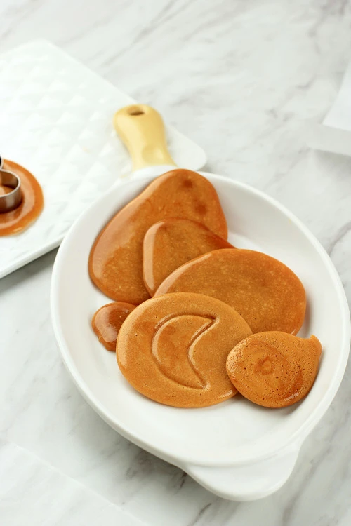 Variados caramelos Dalgona caseros en un plato