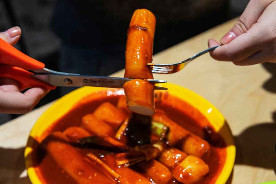 Garae Tteokbokki (Pastel de Arroz Cilíndrico en Salsa Picante)